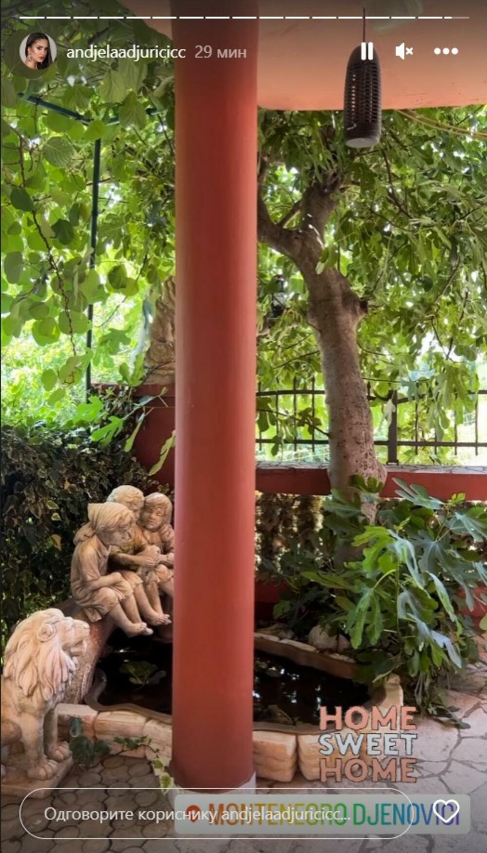 Objavila je kratki stori iz dvorišta kuće, u kojem se vidi mala fontana, a sve se nalazi u debelom hladu, a zelenilo oko ograde štiti od pogleda prolaznika