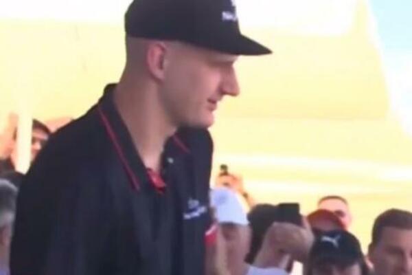 NBA ŠAMPION STIGAO NA TRKE! Nikola Jokić u potpuno opuštenom izdanju, srdačno se pozdravljao sa svima! (VIDEO)