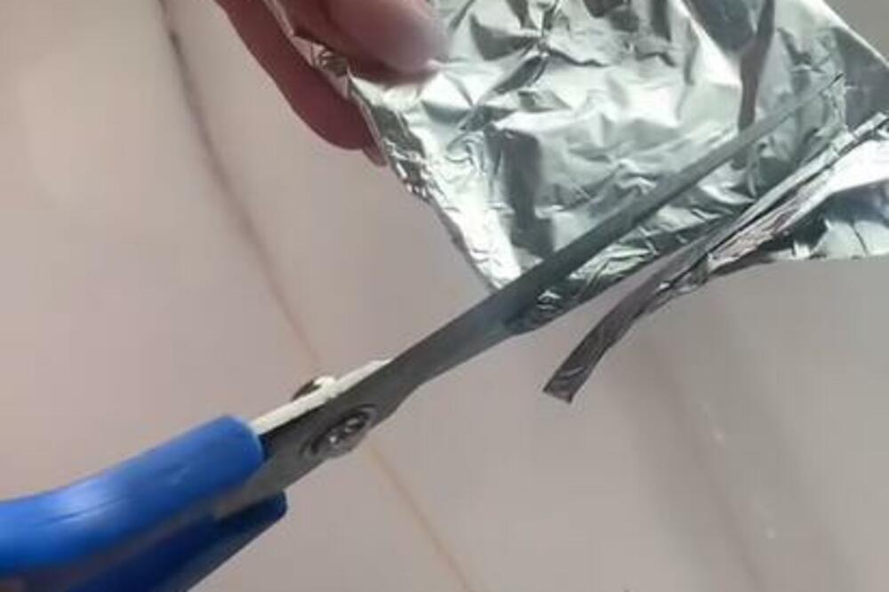 NE MORATE DA BACATE MAKAZE KAD OTUPE, POSTOJI REŠENJE: Potrebna vam je samo ova SITNICA i opet će da SEKU KAO PRE