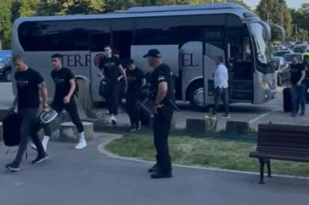 POČELO JE ŽESTOKO! Paklen doček za košarkaše Partizana - pogrdno skandiranje za Zorana Savića! (VIDEO)