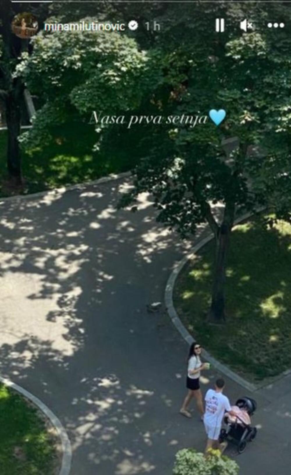 Mina i Nemanja šetaju ćerku