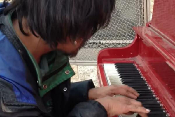 SPAVAO JE NA ULICI PRLJAV I GLADAN, A ONDA JE SEO ZA KLAVIR: Ljudima IŠLE SUZE od prizora koji je USLEDIO (VIDEO)