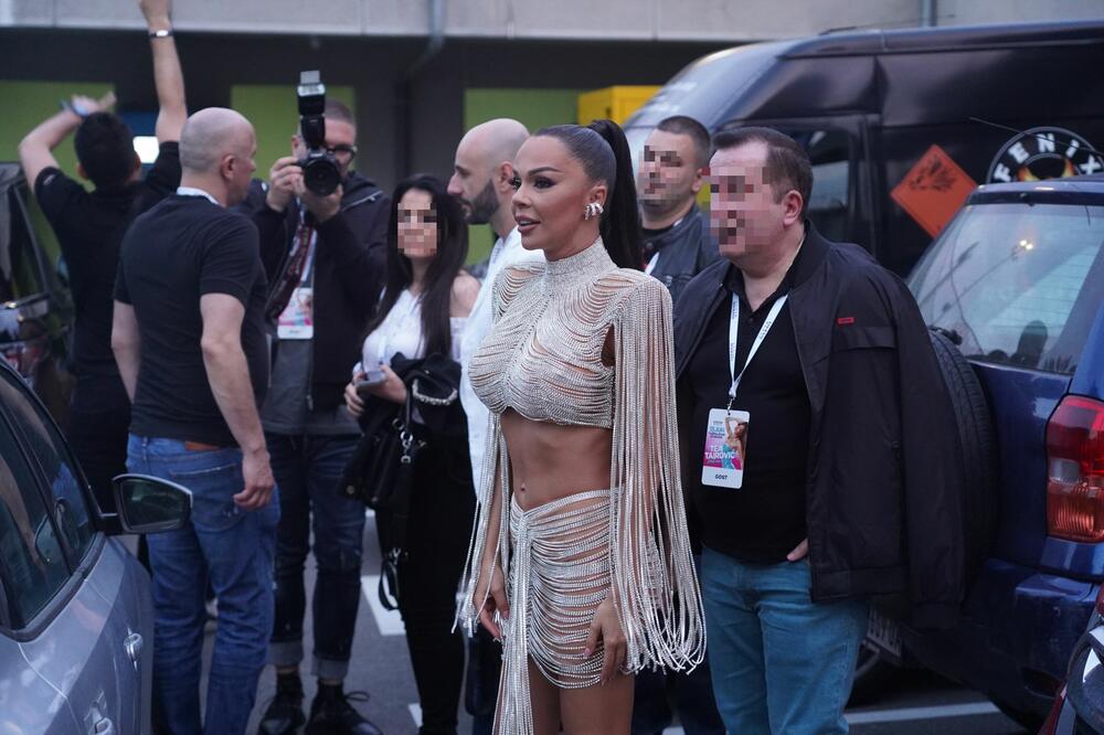 KO JE VATRENA CRNKA ZA KOJOM SU SVI SRBI POLUDELI? Telo kao IZVAJANO a DONJI VEŠ zaboravila KOD KUĆE: Baš je JAKA