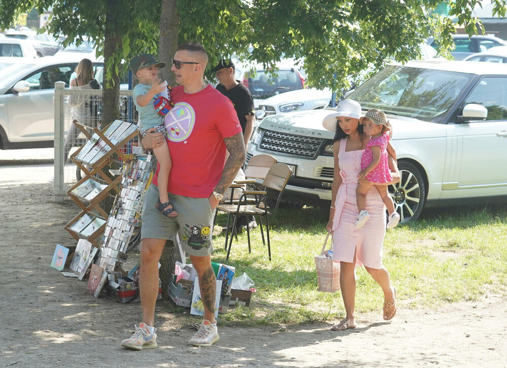 Žena u čijem društvu je stigao na konjičke trke bila je u veoma zapaženom modnom izdanju