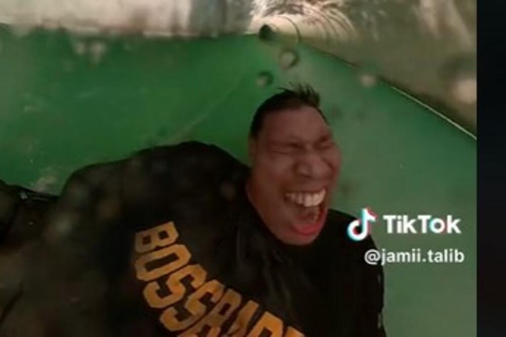 HTEO DA SNIMI SEBE U AKVA PARKU, PA SE ZAGLAVIO USRED TOBOGANA: 43 miliona ljudi GLEDA I NE TREPĆE, HIT (VIDEO)