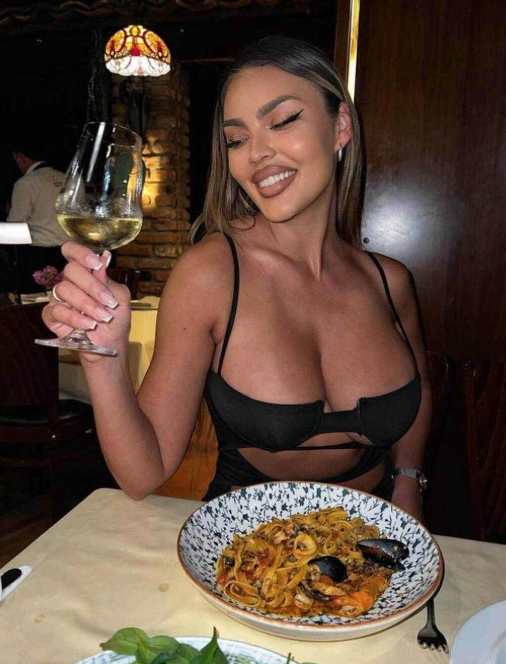 Malo ko je gledao u njen tanjir i hranu koju je naručila