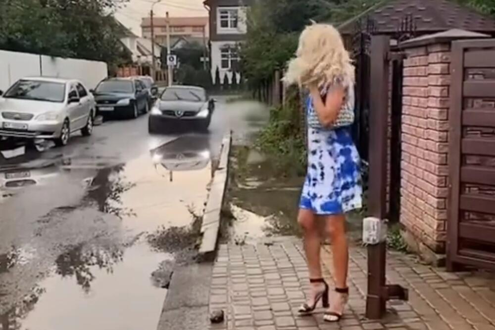 POTEZ PLAVUŠE SVI KOMENTARIŠU: Da nije uradila OVO dok je automobil prolazio - SVAŠTA BI SE DESILO (VIDEO)