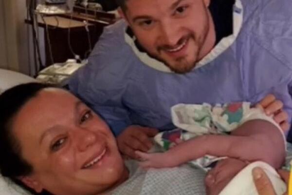 CELOJ FAMILIJI POSLAO SLIKU ŽENE IZ PORODILIŠTA: Zbog 1 detalja ona ne sme nikome na oči da se POJAVI... (VIDEO)