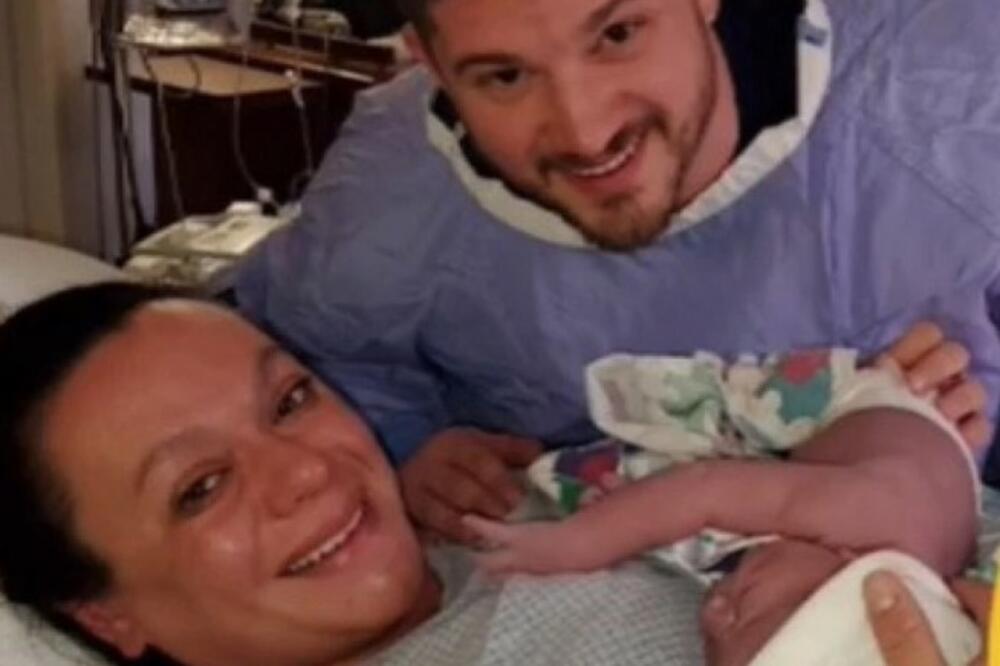 CELOJ FAMILIJI POSLAO SLIKU ŽENE IZ PORODILIŠTA: Zbog 1 detalja ona ne sme nikome na oči da se POJAVI... (VIDEO)