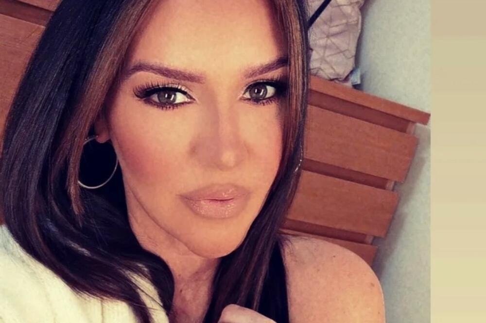 DA LI JE REALNO DA JE DOŠLA U OVOME NA VENČANJE? Pohvalila se svima BEZ BLAMA, ljudi GLEDAJU i... (FOTO)