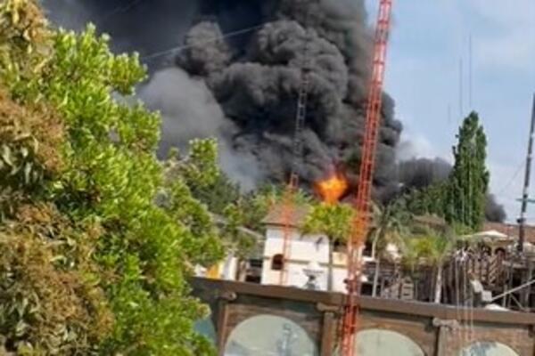 STRAVIČAN POŽAR GUTA ZABAVNI PARK: Posetioci momentalno evakuisani (VIDEO)