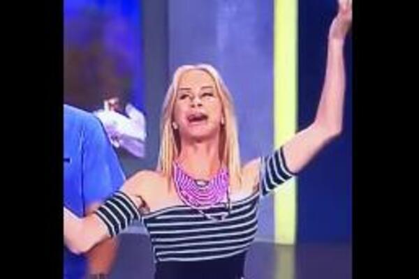 NEVIĐENA BLAMČINA VODITELJKE U PROGRAMU UŽIVO: Sonja se NASMEJALA direktno u kameru, a ONDA JOJ JE IZLETEO ZUB