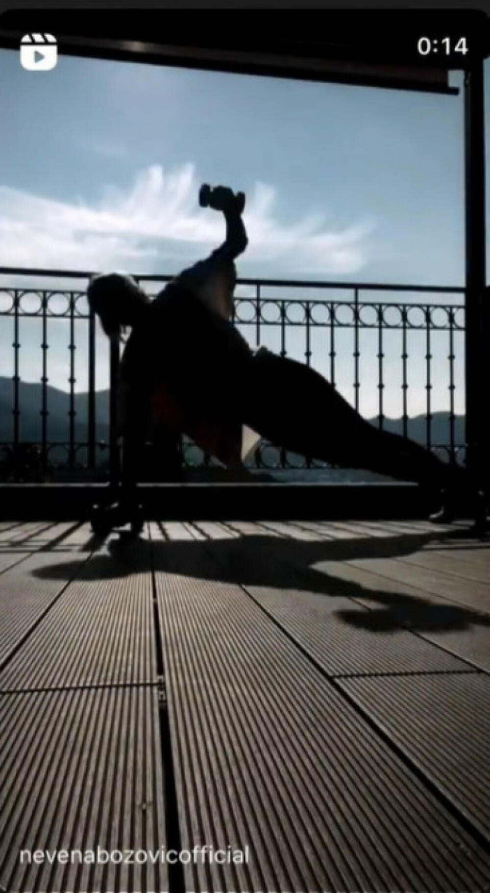 Pored brojnih obaveza koje joj nameće karijera i majčinstvo, Nevena uspeva da nađe vremena za sebe i vežba redovno.