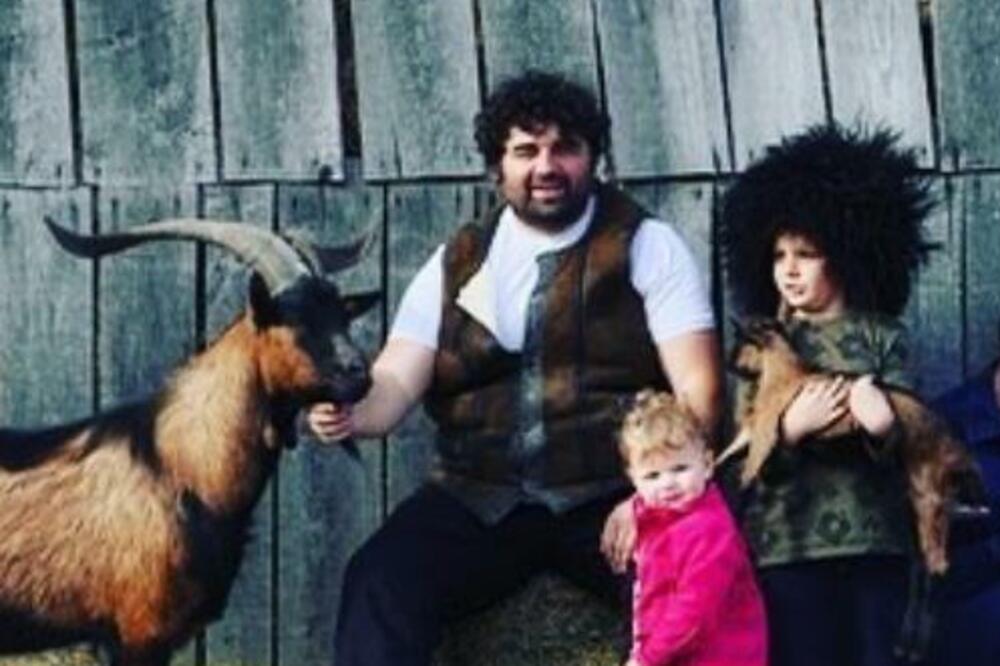 NIKO NE ZNA DA JE OVO SUPRUGA NAŠEG POZNATOG GLUMCA KOJI ŽIVI SA KOZAMA: Iscurela njihova PRIVATNA SLIKA (FOTO)