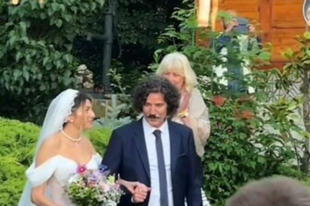 NAKON VENČANJA ĆERKA GAGIJA JOVANOVIĆA U KUPAĆEM PLEŠE KRAJ BAZENA: Anđela ne krije SREĆU, ovim je sve ODUŠEVILA