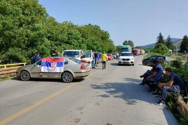 BLOKIRAN PUT KOD MERDARA: Vozači iz Kuršumlije ne dozvoljavaju kosovskim kamionima da uđu u centralnu Srbiju