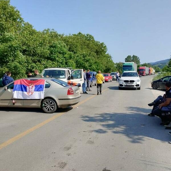 BLOKIRAN PUT KOD MERDARA: Vozači iz Kuršumlije ne dozvoljavaju kosovskim kamionima da uđu u centralnu Srbiju