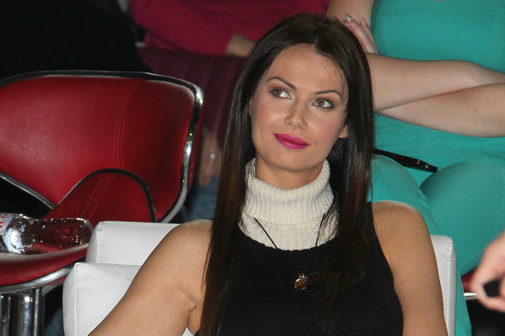 Znamo da je praktična žena, ali do sada nismo ni sanjali da ja tako zgodna: Voditeljku ovakvu nikad nismo videli