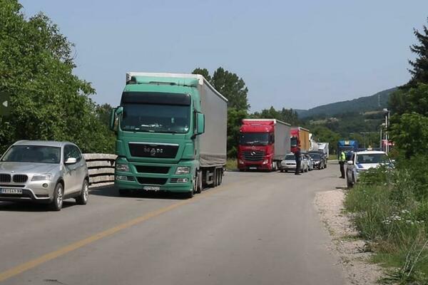 "OSTAJEMO DOK PRIŠTINA NE POVUČE ODLUKU O ZABRANI PROLAZA SRPSKIH KAMIONA": Srpski vozači na blokadi u Rudaru