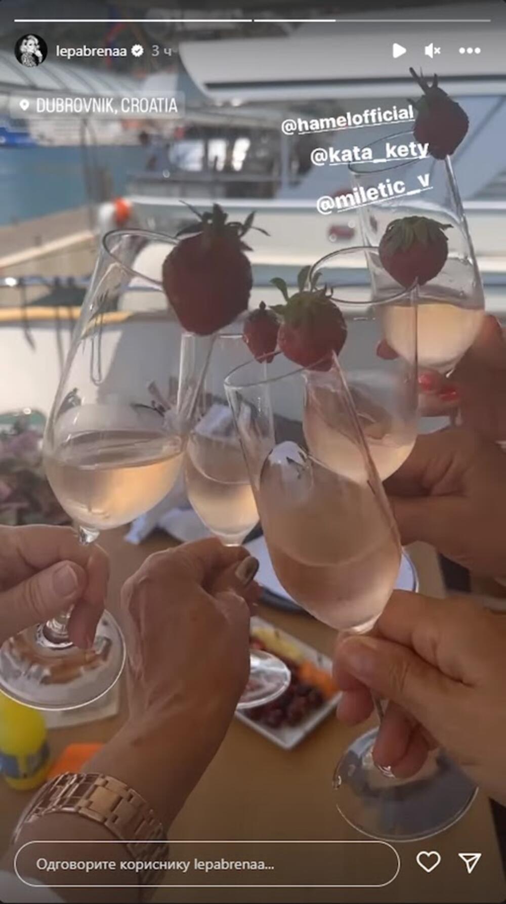 Nakon šetnje, one su sele u jedan restoran gde su nazdravljale šampanjcem na luksuznoj jahti