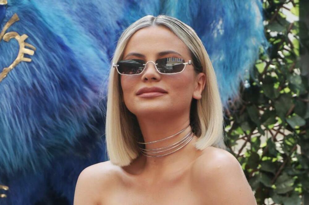 SVI GLEDAJU ŠTA TO MILICA PAVLOVIĆ IMA NA SEBI: Pojavila se u HALJINI KOJA ĆE VAM RAZVALITI UM, uzmite VODU