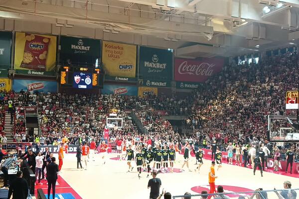 "VREO" DOČEK KOŠARKAŠA PARTIZANA: Pogledajte kakva je atmosfera u Pioniru pred 4. meč finala! (VIDEO)