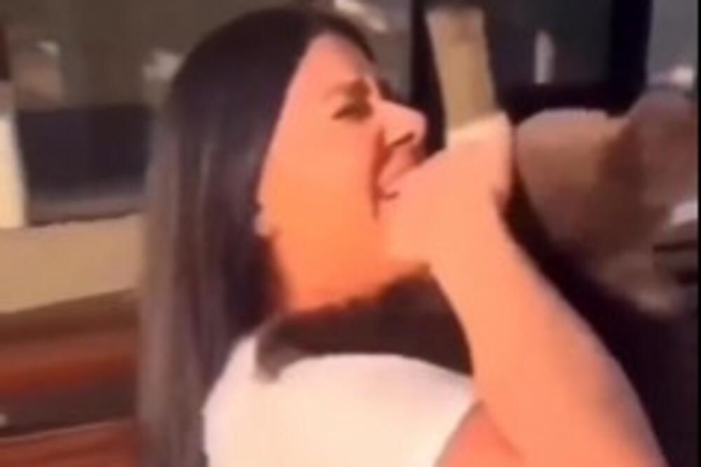 HTELA JE DA SE SLIKA SA MEDVEDOM, ALI... Pazite samo šta joj je uradio posle samo PAR MINUTA (VIDEO)