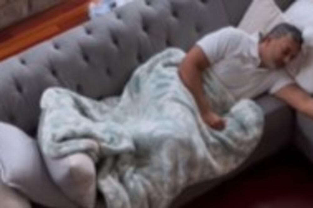 OSTAVILA JE MUŽA SAMOG SA DECOM, A U SOBI JE POSTAVILA KAMERU: Nije mogla ni da sanja šta će uraditi