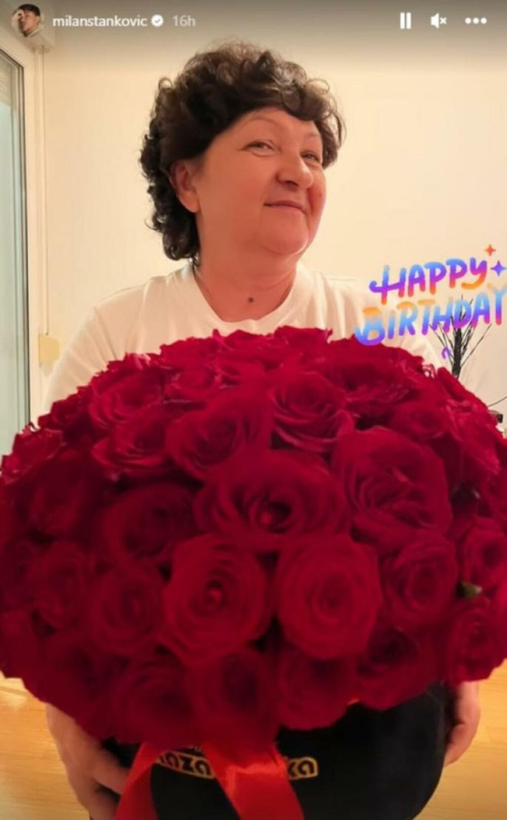 - Utisak večeri (smeh)! Teta Mico, srećan rođendan i živela nam sto godina! Volimo te - dodala je Rada u okviru svojih storija.