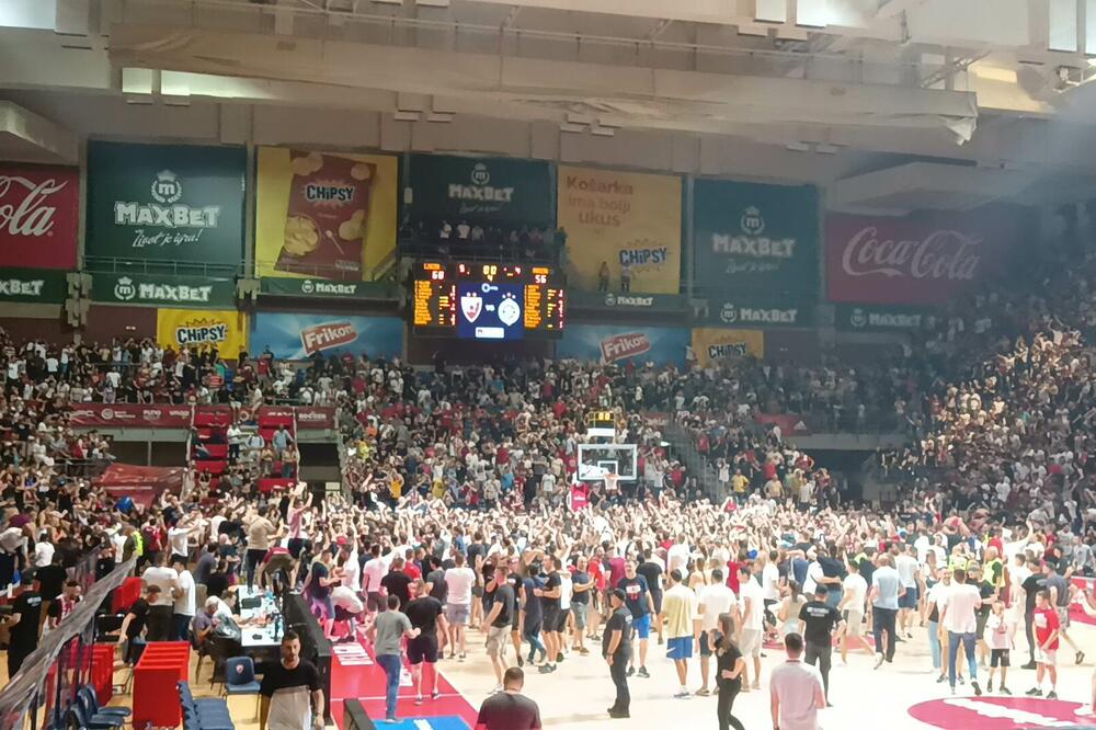 LUDNICA PO ZAVRŠETKU MEČA ZVEZDE I PARTIZANA: Navijači uleteli na teren, usledilo VELIKO SLAVLJE! (VIDEO)