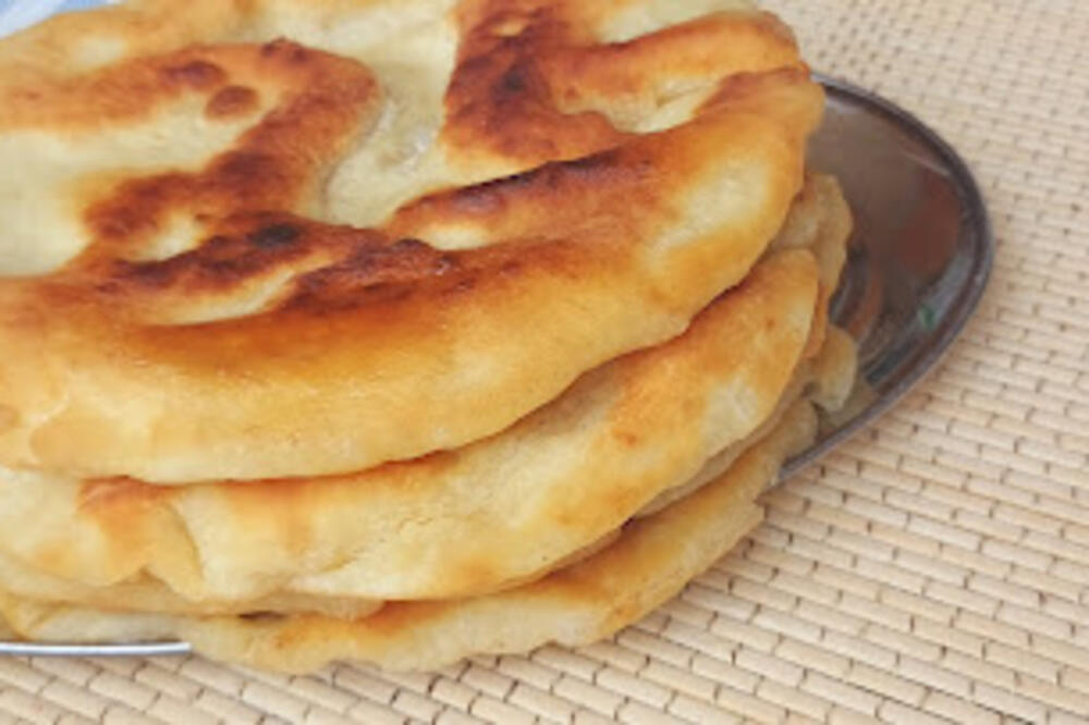 Posne lepinje spolja hrskava, a unutra mekane ko duša: Spremaju se lako i brzo, biće vam spas u mnogim prilikama