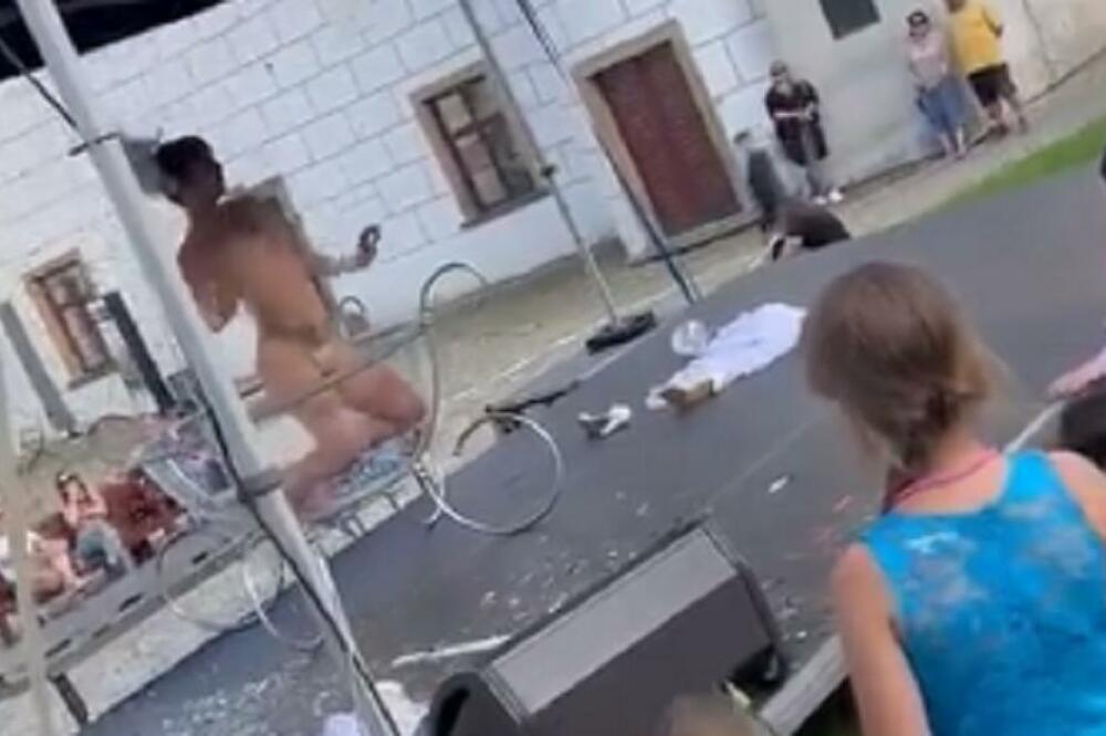 DECA GLEDALA POLUGOLU PLESAČICU U TREBIČU, POJAVIO SE SKANDALOZAN SNIMAK: Gradonačelnik pobesneo i HITNO REAGOVAO!