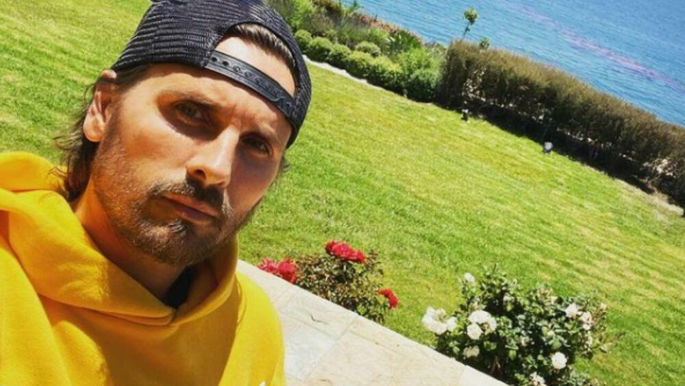 - Skot se trudi da bude što više pun podrške, ali i da se postara za sebe. Malo ga je zabolelo i uvek će osećati ljubav prema Kortni, ali u isto vreme jako je srećan i uzbuđen zbog nje. On želi da nastavi dalje i fokusira se na svoj život