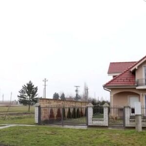 DUŠKO TOŠIĆ RODNU KUĆU U SRPSKOM SELU PRETVORIO U VILU SA BAZENOM! Suv luksuz u Orlovatu, sve pršti, kakva oaza!