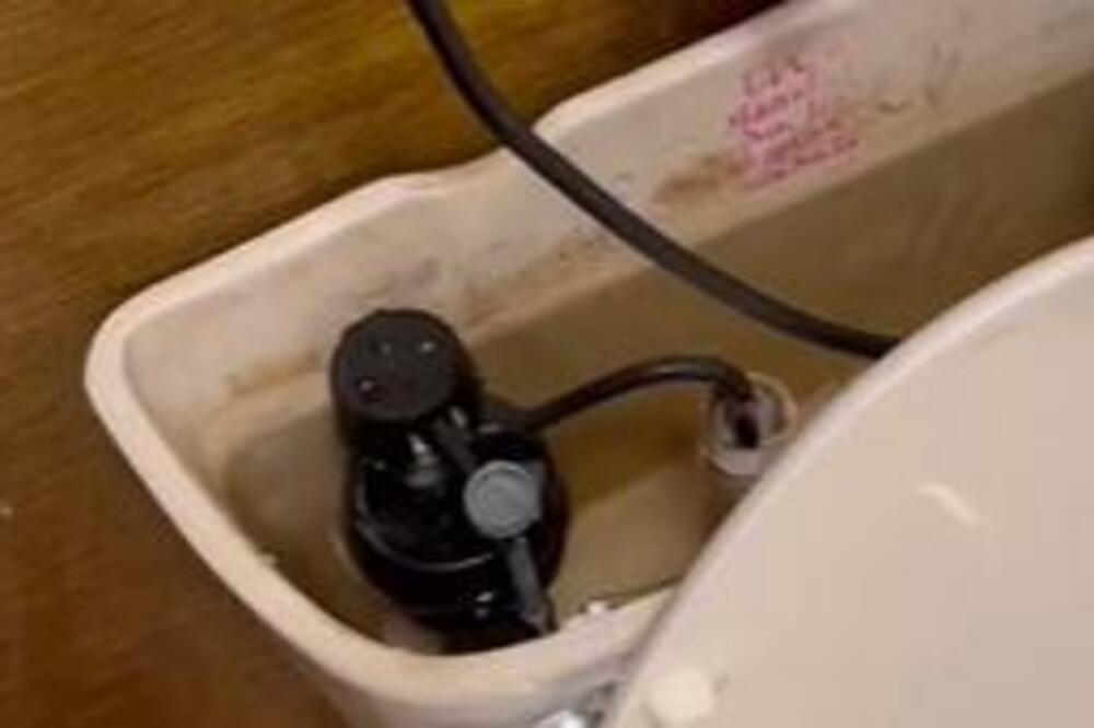 ŽENA SIPALA OVO U VODOKOTLIĆ I IZAZVALA BURU NA INTERNETU: Kupatilo joj miriše mesecima, a caka nikad prostija