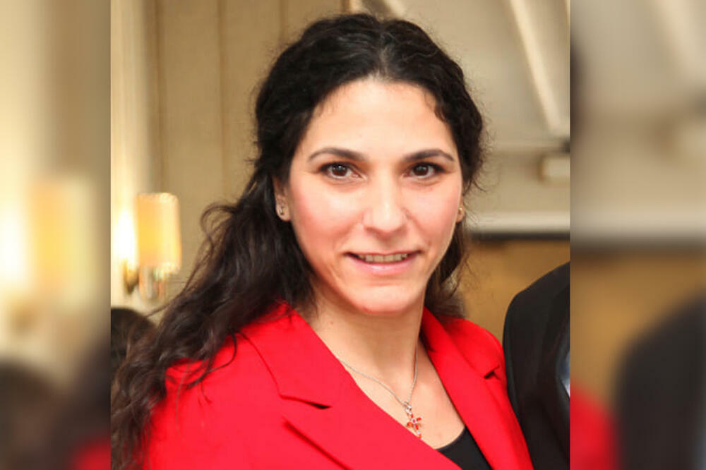 NAŠU VODITELJKU RADNICA U BUTIKU IZVREĐALA I NAZVALA CIGANKOM: Pozvali je za IZJAVU, a ona se DODATNO IZBLAMIRALA