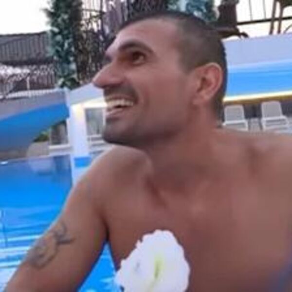 MILI BOŽE KAKAV FRAJER! Srpkinje ga htela za sebe, a on oženio poznatu PEVAČICU! Nakon RAZVODA, radi ovo