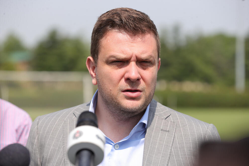 "DRAGO MI JE ŠTO ZNA NEŠTO ŠTO NIKO NA SVETU NE ZNA!" Vazura odgovorio direktoru Zvezde (FOTO)