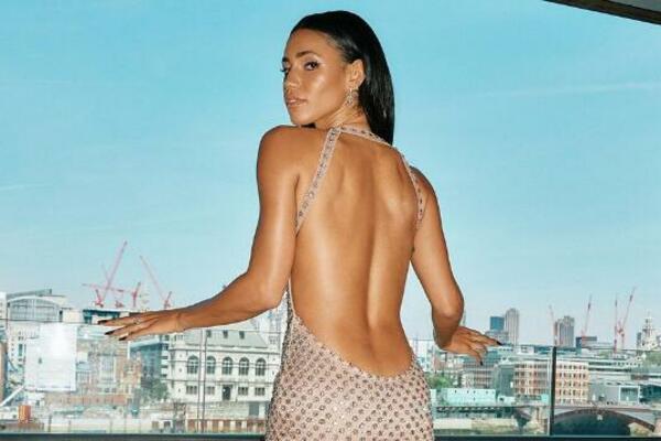 NA JAVNI DOGAĐAJ DOŠLA OBUČENA KAO ZA PLAŽU: Od glave do pete se vidi apsolutno SVE, a ima i ŠTA (FOTO)