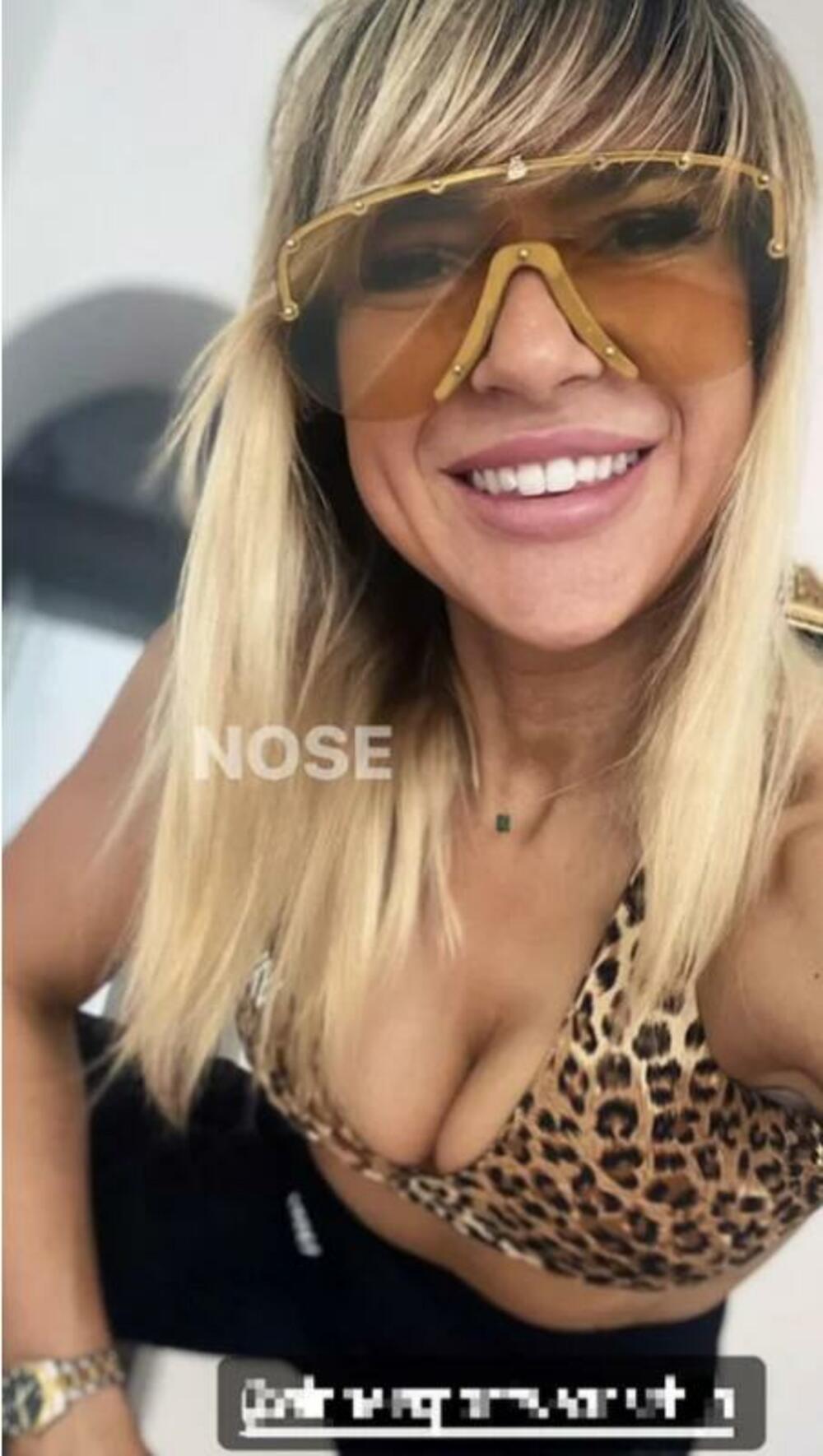 Nakon toga je dodala kratak komentar 'Kućimo se', dok snima svoje inicijale u zlatnom ramu na zidu