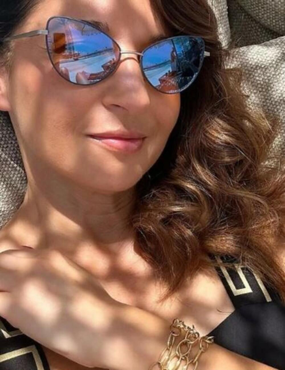 'Prezgodna žena', ' ko kaže da sirene ne postoje, taj laže', 'na ovakvom telu ti zavide i mnogo mlađe'.