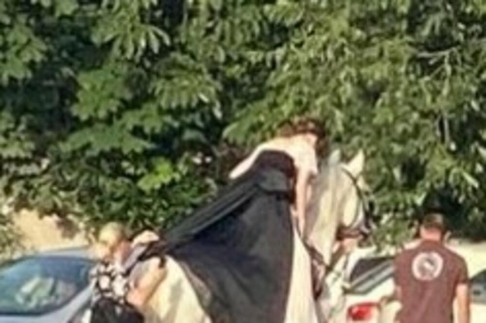 O MATURANTKINJI IZ SPLITA BRUJI CEO INTERNET: "Ovo još nismo videli", pogledajte KAKO je došla na MATURU (FOTO)