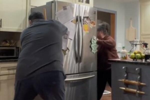 KRENULI SU DA POMERAJU FRIŽIDER, A ONDA SU ČULI NEŠTO JEZIVO: Odmah su SKOČILI kada su videli... (VIDEO)