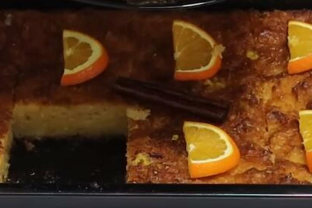 GRČKI ZALIVENI KOLAČ SOČNIJI OD BILO KOJE VOĆKE: Sladi i HLADI, kao PORUČEN za ove VRUĆE dane (RECEPT)