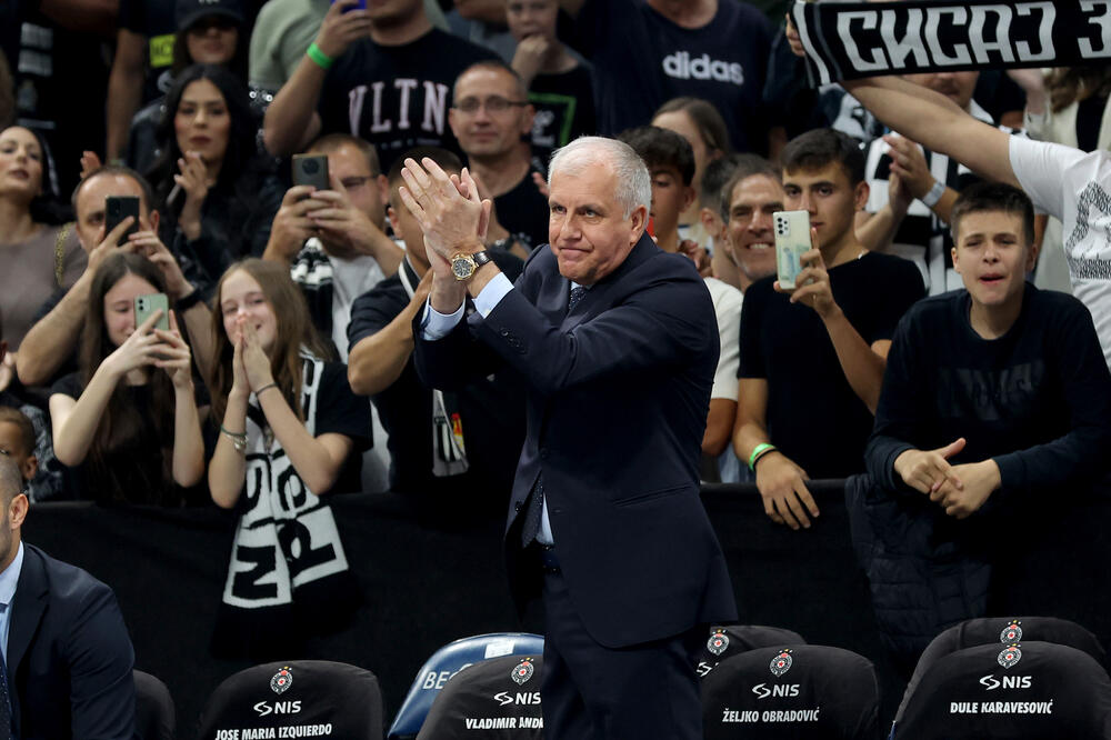 SLETELO PARTIZANOVO NAJVEĆE POJAČANJE! Crno-bela bomba obukla majicu i raširila šal "parnog valjka" (VIDEO/FOTO)