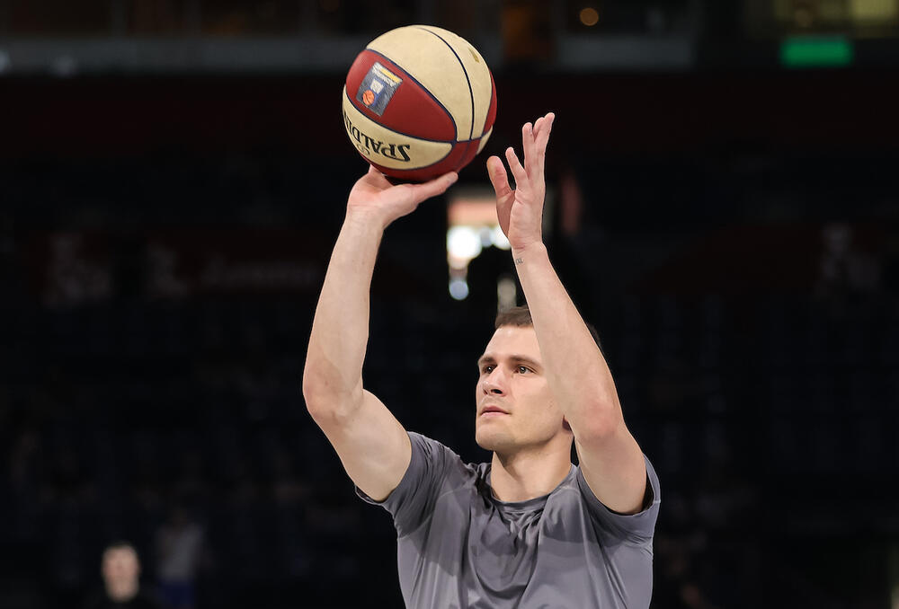 Nemanja Nedović na zagrevanju