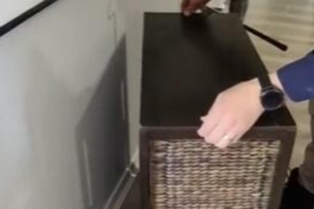 POMERIO JE KOMODU, A ONDA VIDEO DA NEŠTO ŠETA ISPOD NJE: Samo je uzeo 1 STVAR u ruke i krenuo da... (VIDEO)