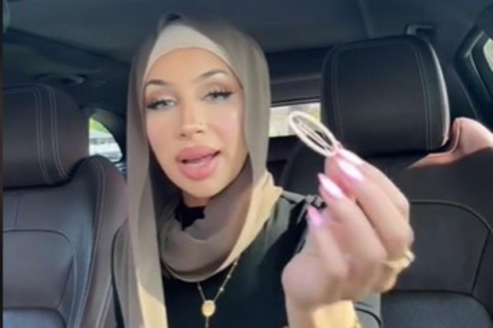 NIJE VEROVALA: Dok je čekala muža u KOLIMA na zadnjem sedištu je PRONAŠLA 1 PREDMET, ultimativni DOKAZ IZDAJE!