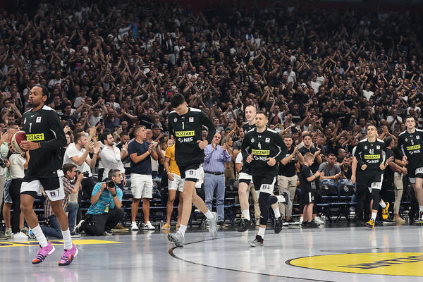 GROBARI PRUŽILI PODRŠKU SRBIMA SA KOSOVA: Snažna poruka navijača Partizana (FOTO)