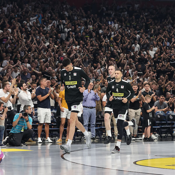 GROBARI PRUŽILI PODRŠKU SRBIMA SA KOSOVA: Snažna poruka navijača Partizana (FOTO)